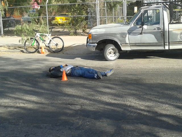 ¡Ciclista murió aplastado por una revolvedora en Aguascalientes!