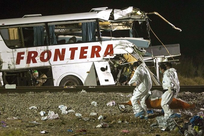 ¡21 muertos y decenas de heridos deja choque entre el tren y un autobús de pasajeros en Nuevo León!