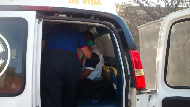 ¡2 empleados municipales de Aguascalientes casi se matan tras una volcadura!