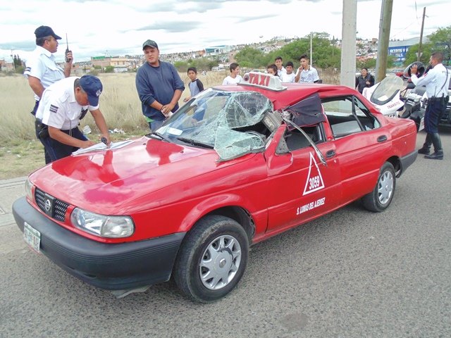 ¡Fuerte choque entre tráiler y un taxi en V.N.S.A. en Aguascalientes!