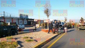 Dos ejecutados mutilados y decapitados sobre una narco manta en Fresnillo, Zacatecas_01