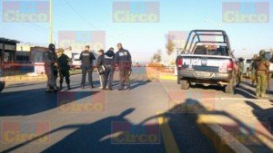 Dos ejecutados mutilados y decapitados sobre una narco manta en Fresnillo, Zacatecas_04
