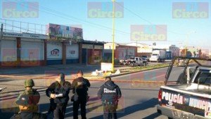 Dos ejecutados mutilados y decapitados sobre una narco manta en Fresnillo, Zacatecas_07
