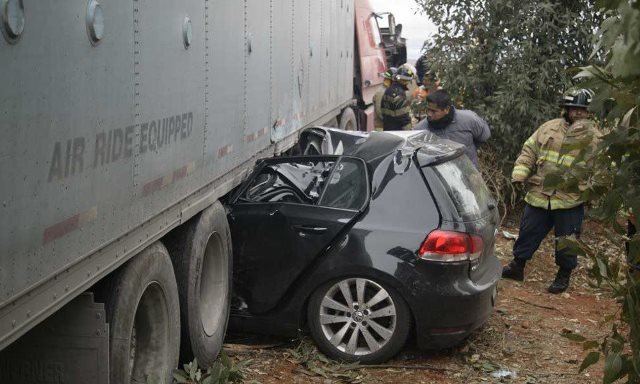 ¡Ebrio trailero mató a 2 personas y dejó gravemente herida a otra en espantoso accidente en Zacatecas!