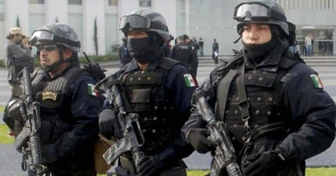 ¡Detienen a dos pistoleros que viajaban en una motoneta en Iguala!