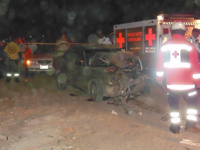 ¡Mortal choque frontal entre una camioneta y un auto en Aguascalientes: 1 muerto y 1 lesionada!