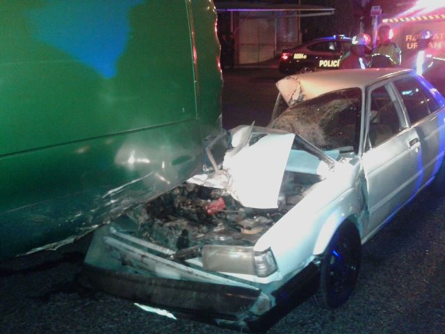 ¡Un auto chocó contra un camión urbano en Aguascalientes y una joven resultó herida!