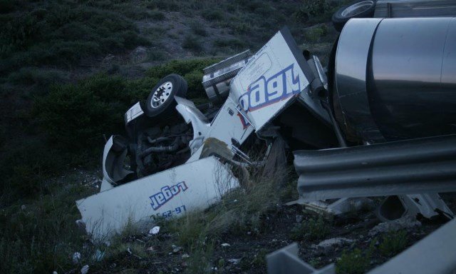 ¡Chofer murió tras volcar su trailer cargado con lácteos en Zacatecas!
