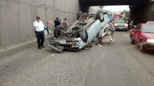 4 LESIONADOS CHOQUE-VOLCADURA TRAILER VS CAMIONETA SIGLO XXI (2)