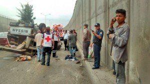 4 LESIONADOS CHOQUE-VOLCADURA TRAILER VS CAMIONETA SIGLO XXI (4)