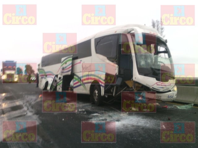 Espectacular volcadura de un autobús en Lagos de Moreno dejó 4 lesionados