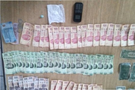 ¡Detienen a dos vendedores de drogas en Tepezalá con crystal y once mil pesos!
