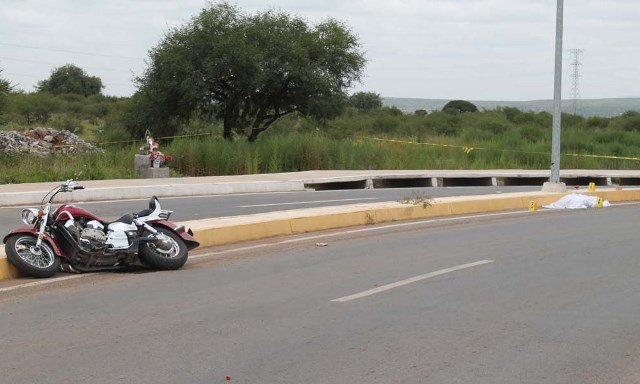 ¡Joven motociclista se mató en espantoso accidente en Zacatecas y su acompañante resultó herida!