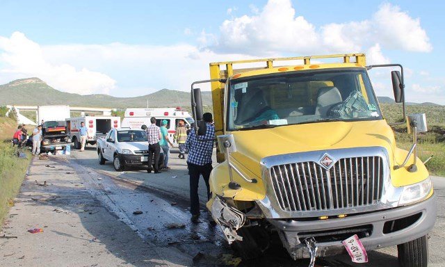 ¡Choque frontal entre un auto y un camión de carga dejó 1 muerto y 2 lesionados en Zacatecas!