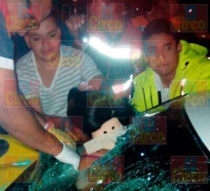 DRAMATICO RESCATE DE JOVEN EN UN CHOQUE DE TAXI EN LAGOS_01