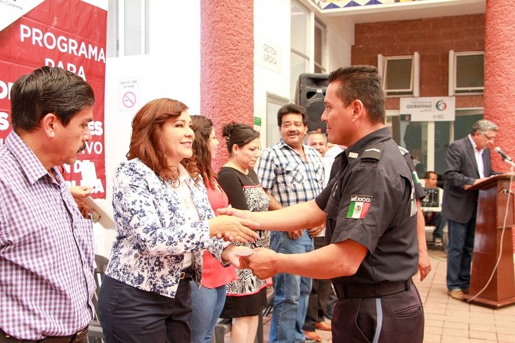 ¡Entregó Margarita Gallegos apoyos del SUBSEMUN a policías municipales!