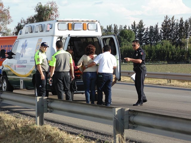 ¡2 lesionadas tras fuerte choque entre 2 autos en Aguascalientes!
