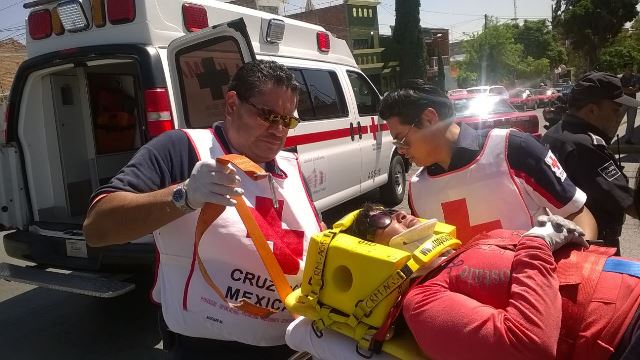 ¡Mujer motociclista resultó lesionada tras ser embestida por un camión en Aguascalientes!