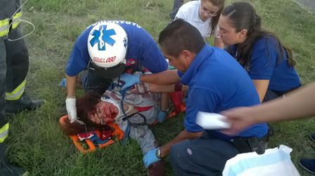 ¡2 lesionados graves tras brutal choque entre una camioneta y un auto en Aguascalientes!
