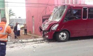 Camión choca contra poste de luz en Calera_02