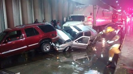 ¡3 lesionados tras impresionante carambola entre 7 vehículos en Aguascalientes!