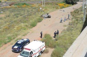 Muere prensada tras volcadura_02