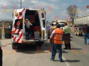 foto2-paramedicos de cru roja atienden al lesionado