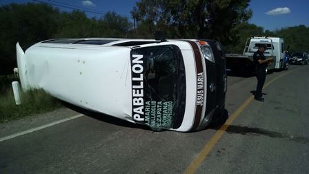¡Ebrio automovilista impactó e hizo volcar una combi en Aguascalientes: 2 lesionadas!