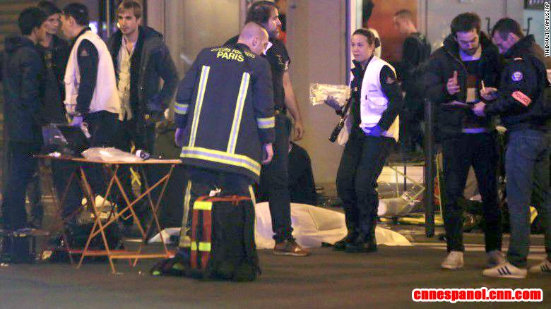 ¡6 atentados terroristas en París dejan un baño de sangre de al menos 153 muertos!