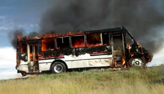 ¡Acaban las llamas con un camión de Transportes Zacatecas!