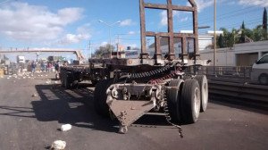 ACCIDENTE TRAILER CON POLLOS EN LA 45 NORTE (2)