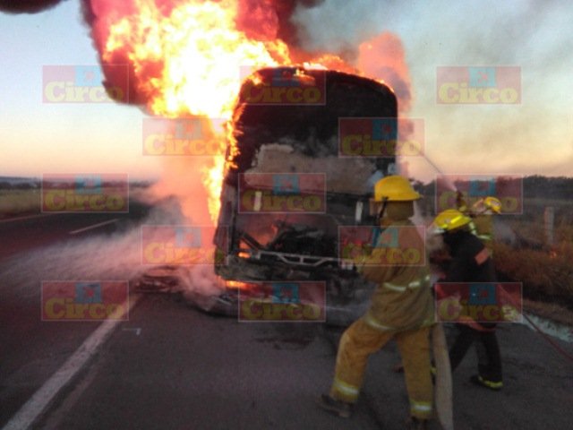 ¡Sustazo para 25 pasajeros: se incendió el autobús en que viajaban en Lagos de Moreno!‏