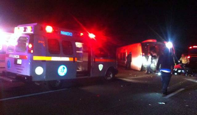 ¡1 muerto y 5 lesionados tras el choque entre un autobús y una camioneta en Trancoso!