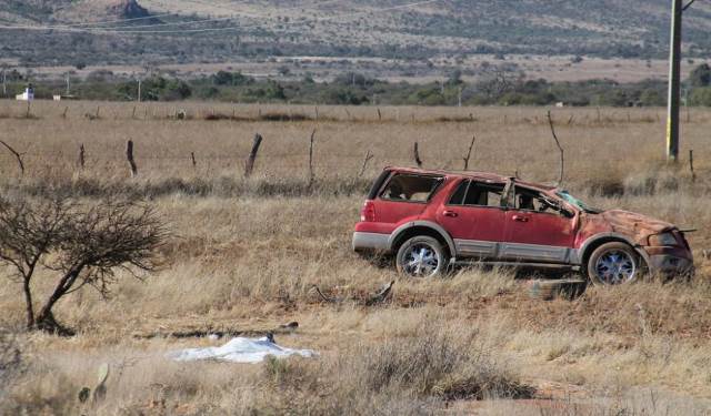 ¡Mujer muerta y 4 lesionados tras el choque de 2 camionetas en Ojocaliente, Zacatecas!