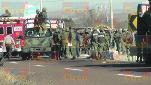 MUEREN 2 ELEMENTOS DEL EJERCITO EN VOLCADURA, 20 MAS SALEN HERIDOS EN FRESNILLO_04