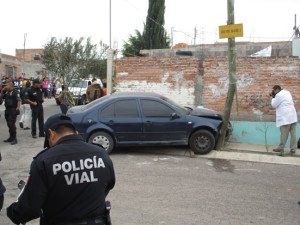 Mueren dos niños aplastados por un auto conducido por alcoholizada mujer en Ags_03