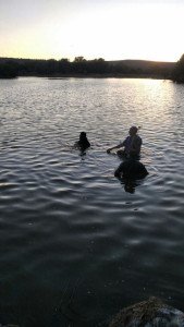Fue a pescar y se ahogó luego de perder el equilibrio y caer al embalse de una presa en Rincón de Romos_02