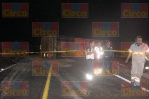 MUERE TRAGICAMENTE JOVEN MOTOICLISTA TRAS CHOCAR CONTRA LA CAJA VOLCADA DE UN TRAILER_03