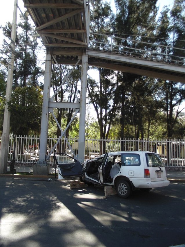 ¡Muere Septuagenario al estrellarse el vehículo en que viajaba contra puente peatonal en Aguascalientes!