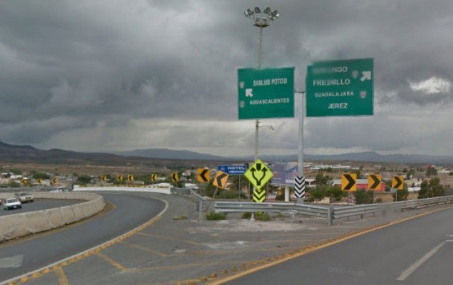 ¡Hombre murió tras estrellar su automóvil contra un señalamiento vial en Zacatecas!