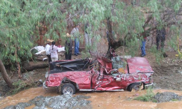 ¡Camioneta fue arrastrada por la corriente de un arroyo en Pánuco, Zacatecas, y dejó 4 muertos!