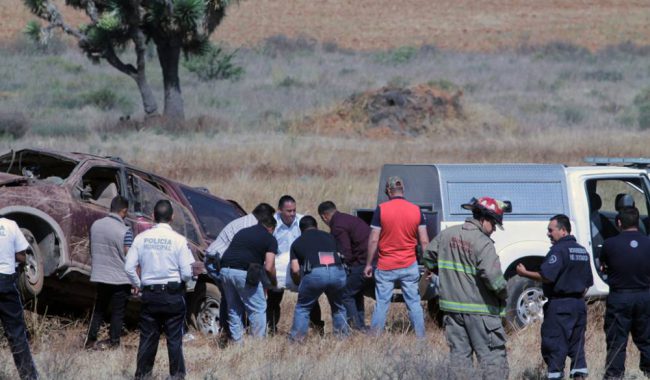 ¡1 muerto y 1 lesionado grave tras la volcadura de una camioneta en Zacatecas!