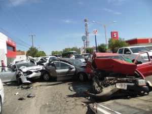 3 LESIONADOS CARAMBOLA 10 VEHICULOS EN MANUEL J. CLOUTHIER (18)