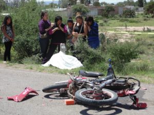 MUERTO ADOLESCENTE CHOQUE MOTOCICLETA VS CAMIONETA EN EL LLANO (4)