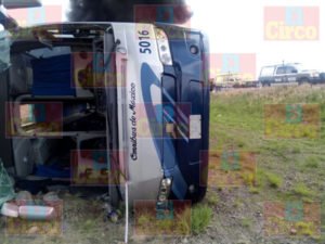 Un muerto y 17 heridos dejo el choque de un camión de pasajeros y un trailer en Zacatecas (6)