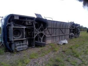 Un muerto y 17 heridos dejo el choque de un camión de pasajeros y un trailer en Zacatecas (8)