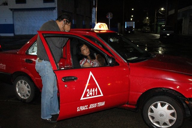 ¡Mujer lesionada tras choque entre un taxi y un auto particular en Aguascalientes!