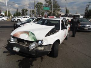 2-lesionados-choque-ambulancia-vs-taxi-independencia-y-ldc-7