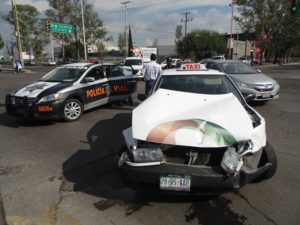 2-lesionados-choque-ambulancia-vs-taxi-independencia-y-ldc-8