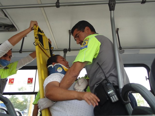 ¡10 lesionados dejó choque entre 2 camiones urbanos en Aguascalientes!